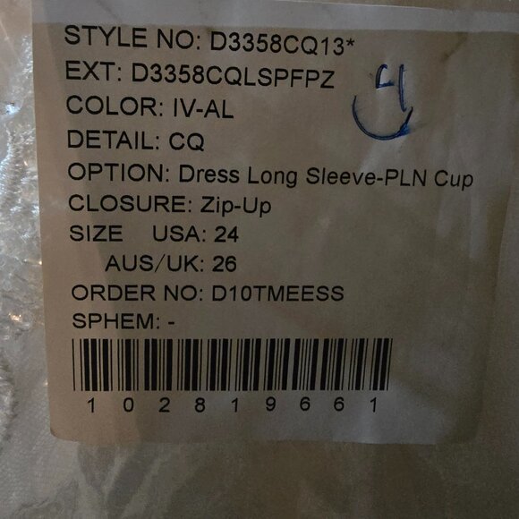 Essense of Australia Lace V-Neckline Wedding Dress with Optional Long Sleeves - Picture 11 of 13